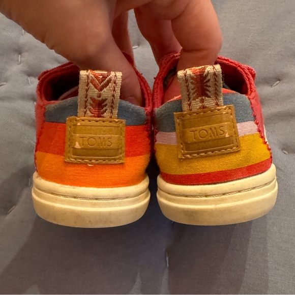 Toms toddler size 5 Velcro shoe - Picture 2 of 6